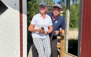 Dagens segrare i mixedklassen Från Wattholma GK, Björn Hanberg, men hustrun Harriet i knät
